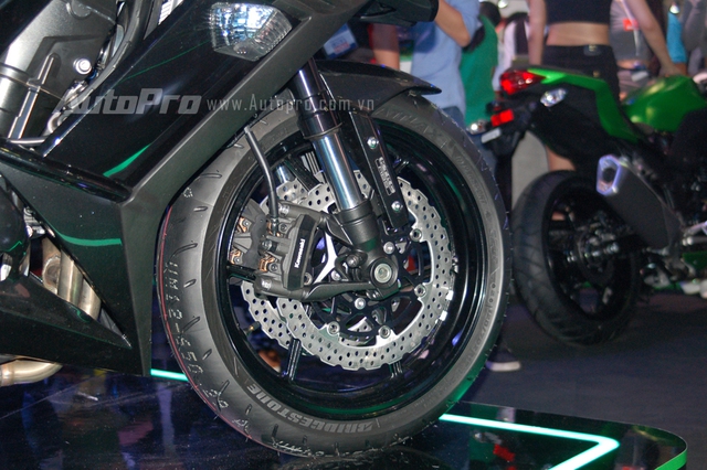 
Kawasaki trang bị cho bộ vành đúc phong cách thể thao với khối lượng nhẹ cho Z1000SX 2016. Bánh trước của xe sử dụng phanh đĩa đôi 300 mm với hai kẹp phanh 4 piston đối xứng. Trong khi đó, bánh sau được trang bị đĩa phanh đơn 250 mm với kẹp phanh đơn điểm.
