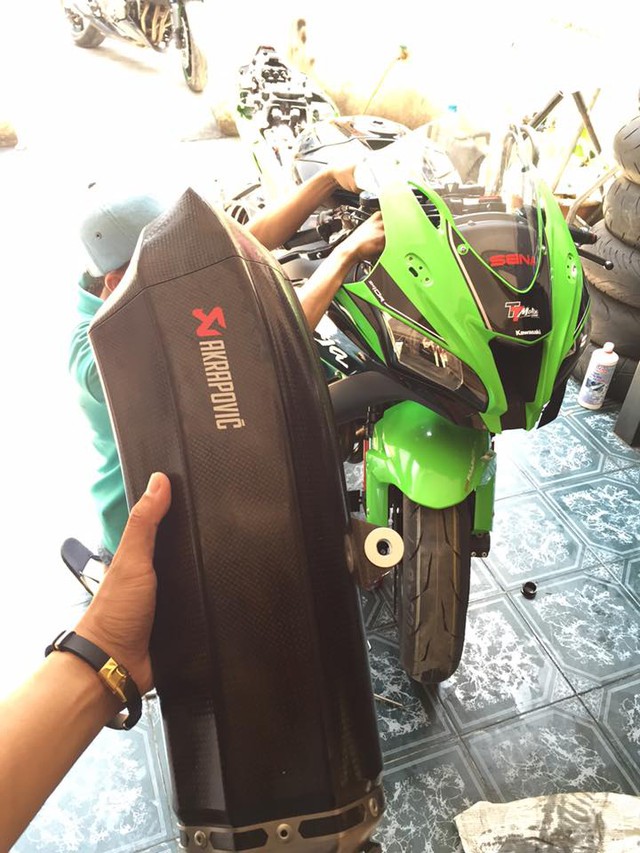 
Theo một số nguồn tin, chiếc Kawasaki ZX-10R 2016 được 1 biker Sài thành đưa về nước. Ngay sau khi đập hộp, chủ nhân liền trang bị ống xả hàng hiệu Akrapovic trị giá gần 30 triệu Đồng cho chiếc mô tô thể thao.
