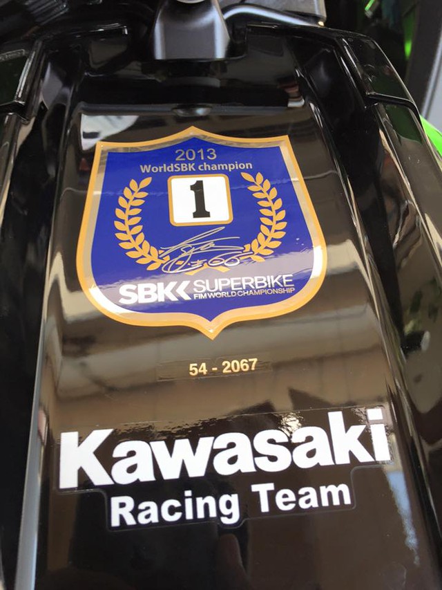 
ZX-10R 2016 đầu tiên về Việt Nam thuộc phiên bản KRT Edition với màu xanh cốm kết hợp đen gỗ mun lấy cảm hứng từ đội đua Kawasaki Racing Team. Hiện chưa rõ mức giá của chiếc Kawasaki ZX-10R 2016 đầu tiên về Việt Nam.
