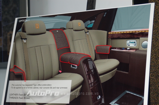 
Và nội thất của chiếc Rolls-Royce Phantom EWB Peace & Glory với tựa đầu ghế sau là họa tiết ông Hổ.

