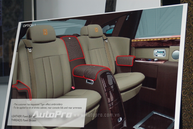 Và nội thất của chiếc Rolls-Royce Phantom EWB Peace & Glory với tựa đầu ghế sau là họa tiết ông Hổ.