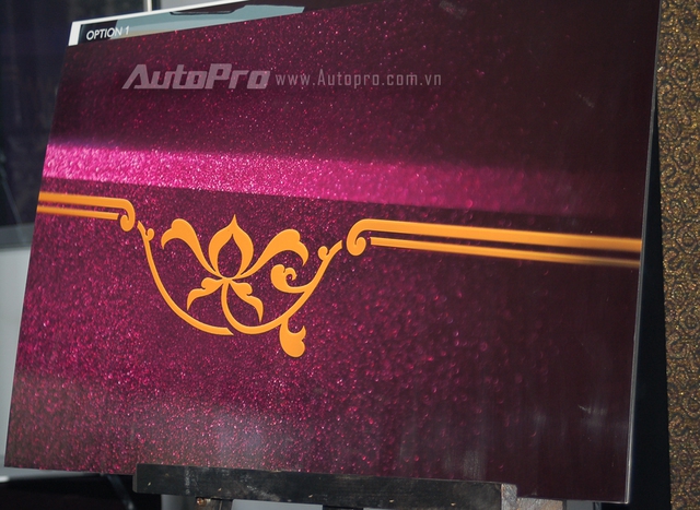 
Phantom Đông A với họa tiết hoa sen làm điểm nhấn ở ngoại thất bên cạnh đường coachline kép màu vàng.
