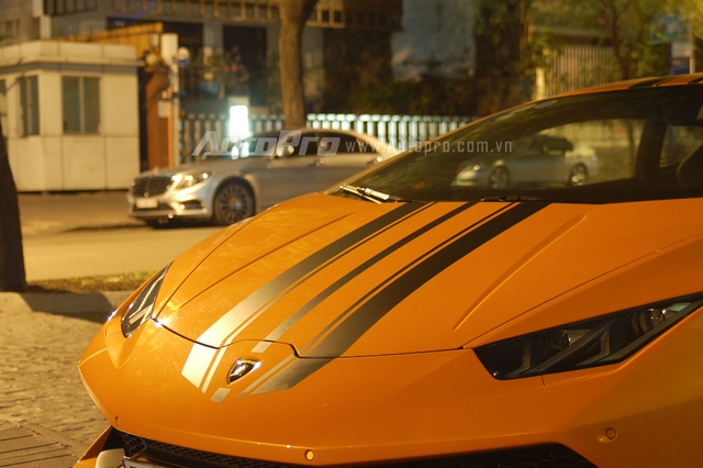 
Lamborghini Huracan LP 610-4 sở hữu động cơ V10, dung tích 5,2 lít, sản sinh công suất tối đa 610 mã lực tại vòng tua máy 8.250 vòng/phút và mô-men xoắn cực đại 560 Nm tại vòng tua máy 6.500 vòng/phút. Siêu bò mất 3,2 giây để tăng tốc từ 0-100 km/h trước khi đạt vận tốc tối đa 325 km/h.
