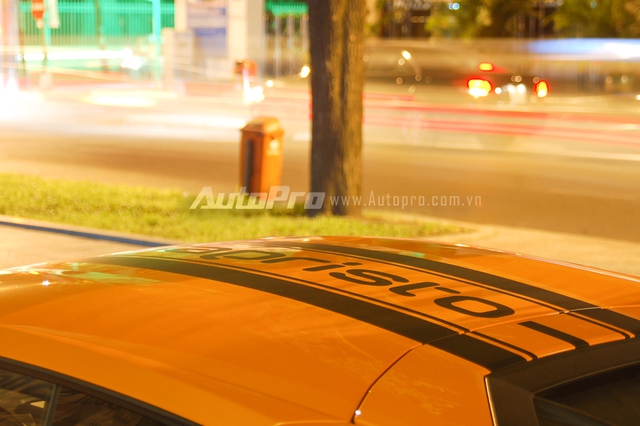 
Trên nóc và đuôi của chiếc Lamborghini Huracan màu cam tại Sài thành còn xuất hiện tên nhà độ chuyên sản xuất ống xả đến từ Đức. Đây cũng là dấu hiệu nhận biết so với chiếc Lamborghini Huracan cam tại Đà Nẵng cũng được trang bị gói độ Vorsteiner Verona Edizione.
