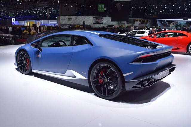 
Mẫu xe phiên bản giới hạn của Lamborghini Huracan được phủ bởi lớp sơn mờ độc đáo cũng một dải viền đôi trang trí chạy dọc từ đầu tới cuối xe. Các chi tiết như cánh hướng gió mũi xe, gương chiếu hậu hay khe thoát gió thân xe cũng được trang trí thêm màu trắng điểm xuyết, tạo dáng vẻ thanh thoát hơn
