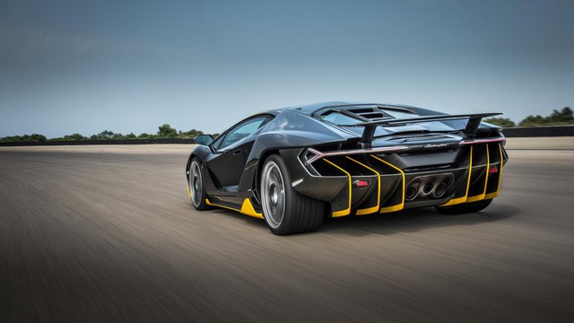 
Centenario: Cuối cùng là phiên bản đặc biệt kỷ niệm 100 năm hình thành của Lamborghini. Chiếc xe này được sản xuất giới hạn với mức giá ngất ngưởng 1,9 triệu USD. Tuy nhiên, 40 chiếc được sản xuất đã được bán ngay khi xe còn chưa ra mắt.
