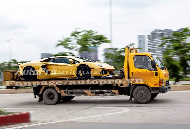 
Lamborghini Aventador ngưng thở trên phố Sài thành vào tuần trước và được vận chuyển về nhà bằng xe cứu hộ.
