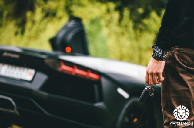 
Xuất hiện cùng chiếc siêu xe này là chiếc đồng hồ MCT Sequential One S110. Đây chắc chắn là chiếc đồng hồ mà bạn sẽ phải mua sau khi sở hữu chiếc xe này.
