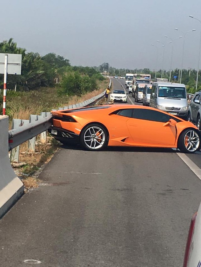 
Siêu xe Lamborghini Huracan gặp nạn trên cao tốc Long Thành - Dầu Giây. Ảnh: Facebook
