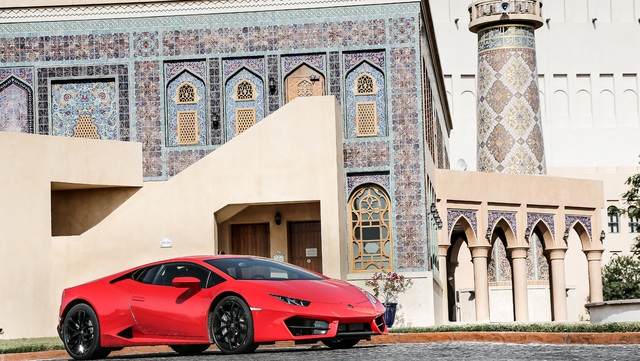 Hiện chưa có giá bán chính thức cho chiếc Lamborghini Huracan LP580-2 chính hãng đầu tiên tại Việt Nam. Trong khi đó, tại thị trường nước ngoài, siêu bò dẫn động cầu sau này có giá 180.000 USD. Con số tương ứng của Lamborghini Huracan LP610-4 là 203.000 USD.