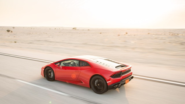 Với hệ dẫn động cầu sau, Lamborghini Huracan LP580-2 nặng 1.389 kg, nhẹ hơn 33 kg so với Huracan LP610-4. Trọng lượng được phân bổ theo tỷ lệ 40% trước và 60% sau. Bên cạnh đó, hãng Lamborghini cũng thiết lập lại các lò xo và thanh chống lăn của hệ thống treo xương đòn kép, giúp cải thiện độ cứng xoắn cho Huracan LP580-2.