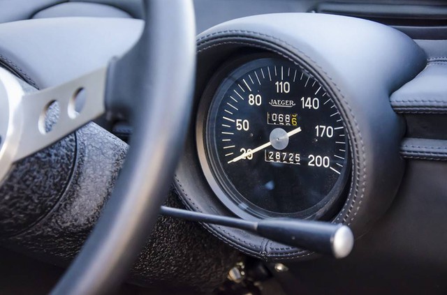 
Siêu xe Lamborghini Miura SV tăng tốc từ 0-100 km/h trong vòng 6,5 giây trước khi đạt được tốc độ tối đa vào khoảng 270 km/h.
