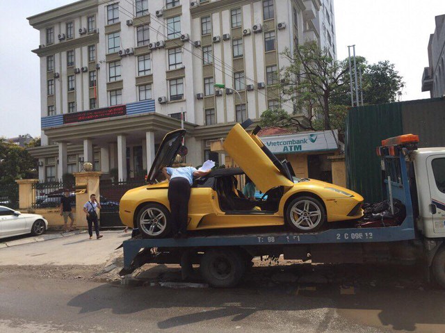 
Siêu xe Lamborghini Murcielago LP640 mui trần độc nhất Việt Nam được vận chuyển trên xe cứu hộ.
