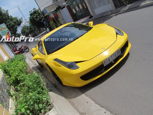 
Ferrari 458 Italia là siêu xe xuất hiện tại thành phố biển Nha Trang sớm nhất, vào chiều 29 Tết. Đến những ngày đầu tiên của năm Bính Thân, nhiều người đã bắt gặp ngựa chồm màu vàng rực thường xuyên lăn bánh tại đây.

