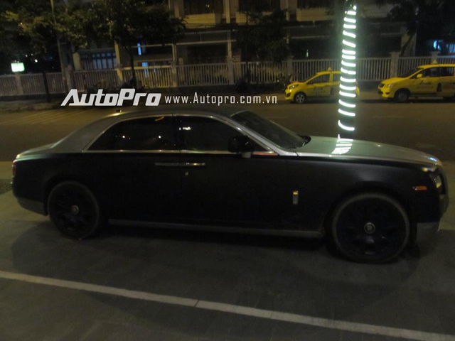 
Rolls-Royce Ghost màu đen nhám - bạc cũng có mặt tại Nha Trang. Xe được trang bị bộ vành màu đen nhám tông xuyệt tông với ngoại thất.
