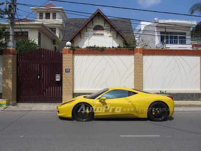 
Được biết, đây là 1 trong 5 chiếc Ferrari 458 Italia từng tham gia vào hành trình siêu xe Car Passion 2011. Sau hành trình, siêu xe được đổi chủ ra Hà Nội và tái xuất tại Sài Thành vào khoảng 1 năm nay. Đây là lần đầu siêu xe du xuân tại thành phố biển Nha Trang.

