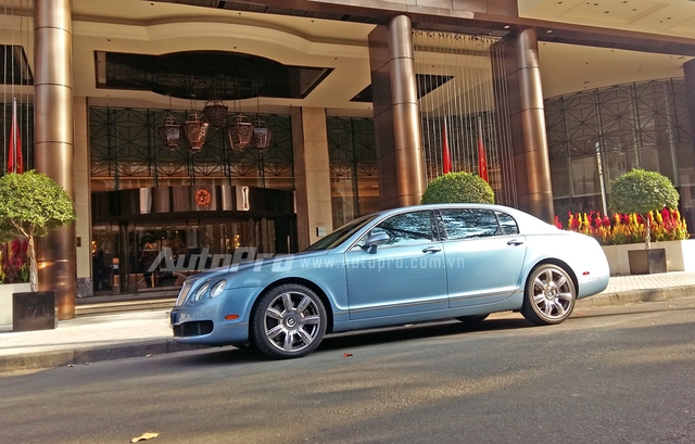 
Cũng xuất hiện trên phố Sài Thành vào ngày mùng 1 Tết là Bentley Continental Flying Spur với bộ áo xanh ngọc đẹp mắt. Mẫu xe siêu sang này từng được các đại gia Việt khá ưa chuộng, trong đó phiên bản mạnh mẽ là Flying Spur Speed có không dưới 100 chiếc được về nước.
