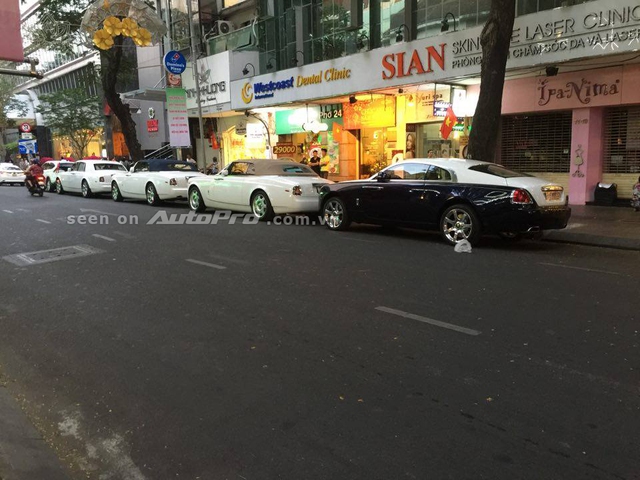 
Trong đó dẫn đầu đoàn là chiếc Phantom, nối gót theo sau là cặp đôi Phantom Drophead Coupe thuộc diện hàng hiếm tại thị trường Việt Nam. Cả 2 đều sở hữu chiếc mui mềm màu xanh dương và nâu khá nổi bật so với ngoại thất trắng muốt. Chốt đoàn là chiếc Rolls-Royce Wraith trong bộ áo xanh-trắng nổi bật. Ảnh: Hải Đăng.
