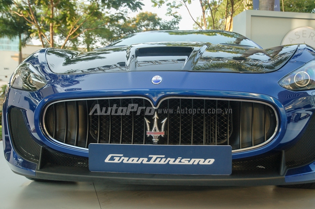 
Ở thế hệ thứ 2, Maserati Granturismo MC Stradale nhận được những nâng cấp ấn tượng như nắp capô bằng sợi carbon thiết kế lại với những đường gân nổi khỏe khoắn hơn trước. Ngoài ra, logo cây đinh ba trên lưới tản nhiệt có thêm 2 gạch đỏ như dấu hiệu nhận biết so với thế hệ đầu tiên.
