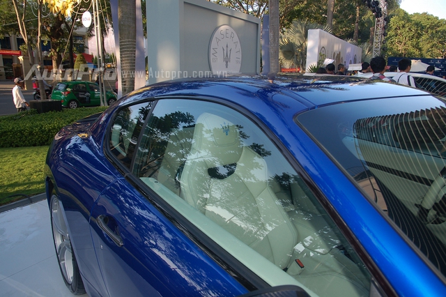 
Đối lập với màu xanh dương nổi bật ở ngoại thất là nội thất màu kem lịch lãm với chất liệu da Alcantara cao cấp. Nhiều chi tiết bằng sợi carbon và ốp gỗ mang đến cảm giác vừa thể thao vừa sang trọng cho xe. Dòng chữ MC Stradale trên bảng điều khiển đối diện ghế phụ cũng là đặc điểm nhận biết cho phiên bản hiệu suất cao của Maserati GranTurismo.
