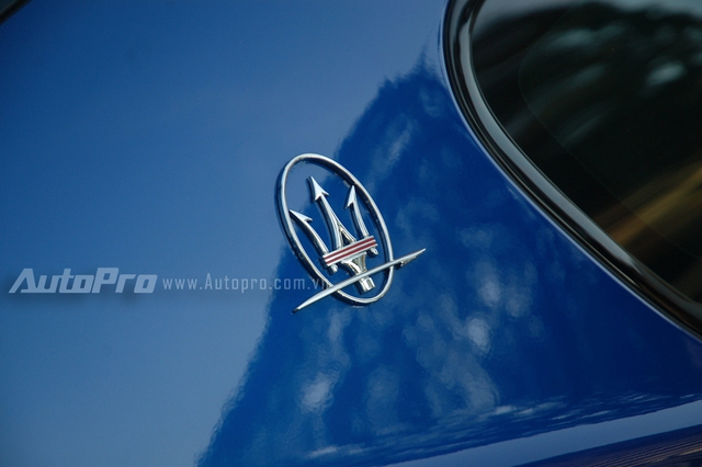 
Logo cây đinh ba với điểm nhấn 2 dấu gạch đỏ xuất hiện bên hông xe.
