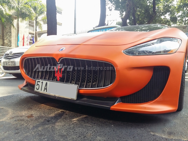 
Maserati GranTurismo khoác body kit MC Stradale từng rất nổi tiếng khi chủ nhân sở hữu bộ sưu tập xe siêu sang khủng nhất Việt Nam với những cái tên nổi bật như Rolls-Royce Phantom Drophead Coupe, Maybach 62S và Bentley Continental Flying Spur.
