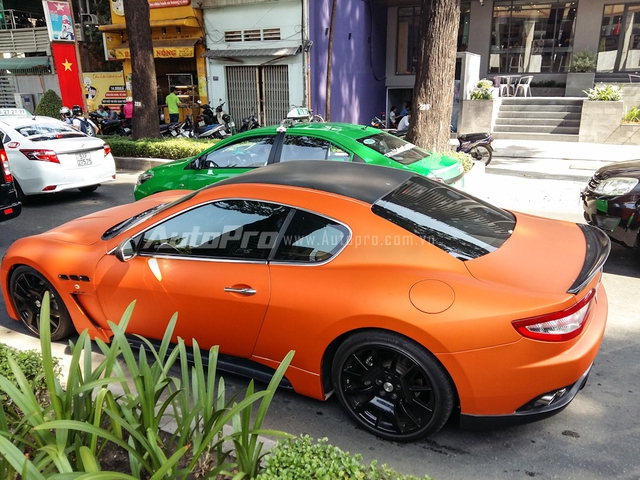 
Vào sáng qua, trên con đường Pasteur của quận 1, sự xuất hiện của chiếc xe thể thao Maserati GranTurismo với ngoại thất màu cam nhám khiến nhiều người đi đường bị bất ngờ.

