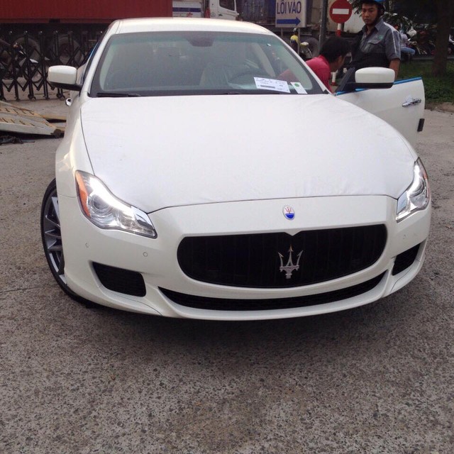 
Vào chiều qua, ngày 17/6/2016, một chiếc Maserati Quattroporte GTS 2015 xuất hiện tại khu vực Quận 2 thu hút khá nhiều sự chú ý của giới mộ điệu. Xe sở hữu gam màu trắng muốt ở ngoại thất cùng nhiều chi tiết trong màu đen đối lập, bên trong khoang lái, chiếc sedan sang trọng mang tông màu kem.

