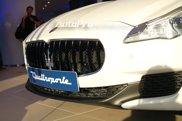 Thiết kế trên Maserati Quattroporte vẫn mang nét cá tính của GranTurismo với lưới tản nhiệt hàm cá mập, ở giữa là logo cây đinh ba. Hốc gió trước được chia thành 3 phần riêng biệt. Bên cạnh đó là đèn pha Xenon cùng đèn LED chiếu sáng ban ngày đẹp mắt. Đằng sau xuất hiện đuôi xe được thiết kế cân đối.