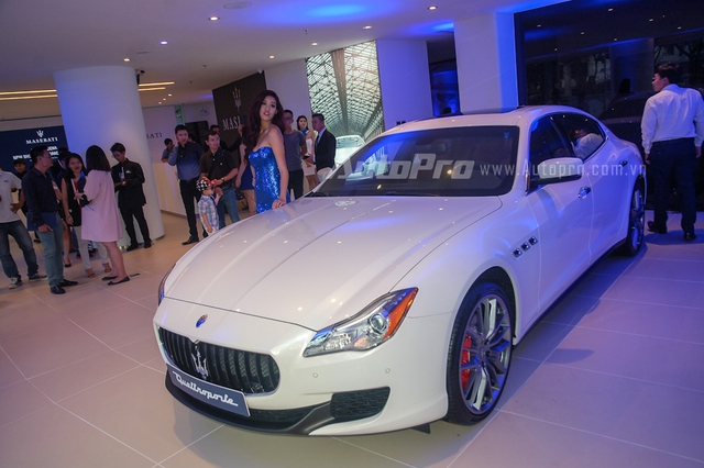 Trong sự kiện ra mắt showroom Maserati 3S đầu tiên tại Việt Nam, mẫu sedan sang trọng Quattroporte S Q4 chính hãng đã lần đầu tiên được giới thiệu. So với chiếc đầu tiên thuộc bản S, chiếc Maserati Quattroporte S Q4 sang trọng hơn với hệ dẫn động 4 bánh toàn thời gian.