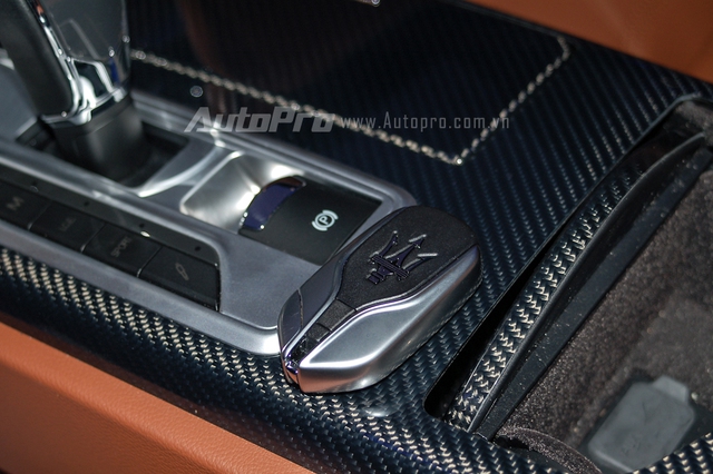 Maserati Quattroporte S Q4 đi kèm hộp số ZF tự động 8 cấp với 5 chế độ lái khác nhau, bao gồm Auto Normal, Sport Auto, Manual Normal, Sport và Manual ICE.