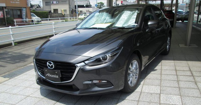 
Sau khi bị rò rỉ một vài hình ảnh trên mạng Internet, mẫu sedan hạng C Mazda3 (với tên gọi Axela tại Nhật Bản) vừa xuất hiện ngoài đời thực. Đây được coi là lần xuất hiện đầu tiên của Mazda3 nâng cấp 2017.
