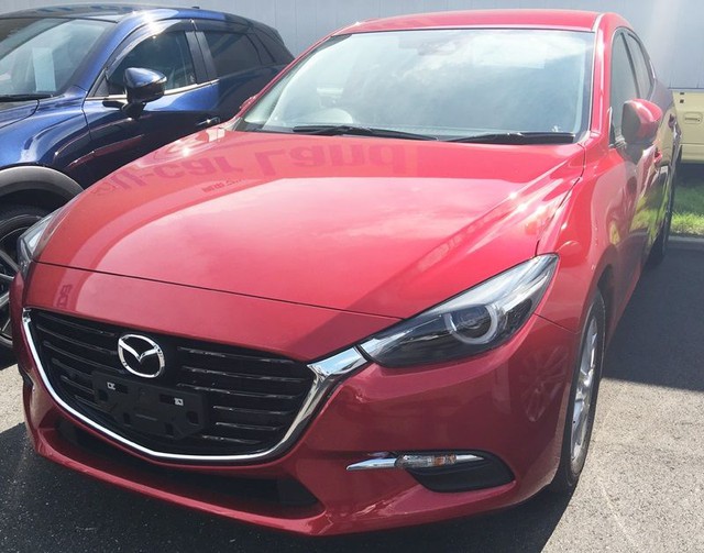 
Điểm thay đổi dễ nhận thấy nhất của phiên bản nâng cấp Mazda3 2017 là lưới tản nhiệt thanh ngang lớn hơn được bao viền crôm sáng bóng.
