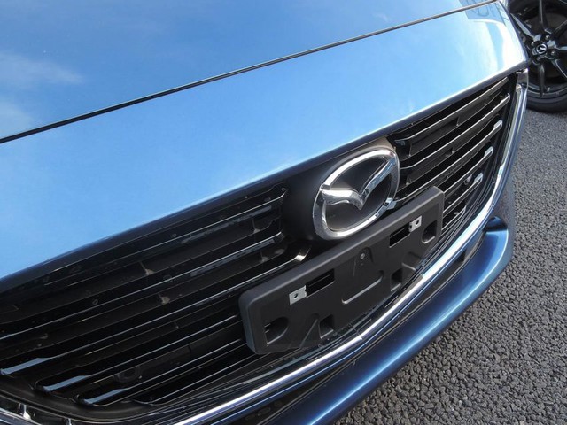 
Logo Mazda được đặt lại trên lưới tản nhiệt.
