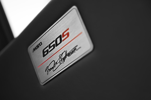 
Mỗi siêu xe McLaren 650S phiên bản đặc biệt ra đời đều có bảng huy hiệu với tên của bộ phận MSO và chữ ký của Frank Stephenson.

