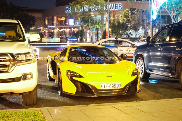 Siêu xe McLaren 650S Spider thuộc sở hữu của Phan Thành là chiếc thứ 4 xuất hiện tại thị trường Việt Nam và đến nay, chỉ có duy nhất một chiếc 650S mui trần mang ngoại thất vàng rực được đưa về nước. Đây cũng là siêu xe hiếm hoi được Phan Thành chọn biển số đẹp.