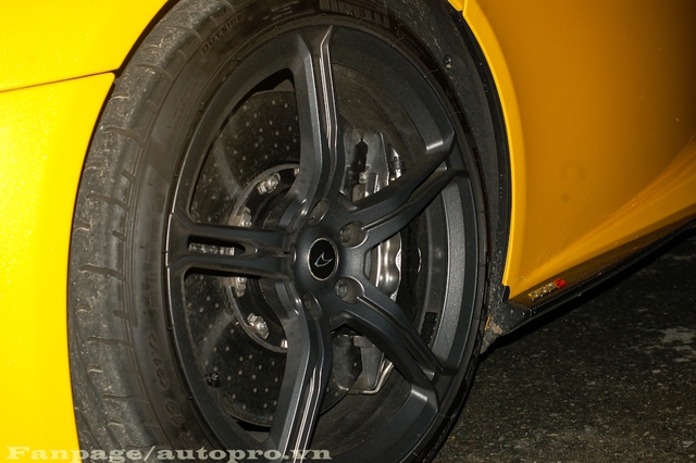 
Siêu xe McLaren 650S Spider của Phan Thành được trang bị la-zăng 5 chấu kép màu xám, đi kèm còn có hệ thống phanh đĩa carbon cao cấp.
