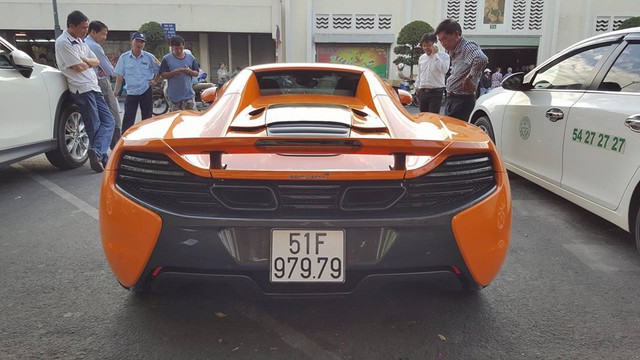 
McLaren 650S Spider xuất hiện tại bãi đỗ xe của khu vực chợ Bến Thành gây nhiều chú ý.
