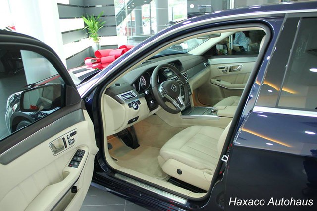 Nội thất chiếc sedan của Hoa hậu Kỳ Duyên mang gam màu kem.