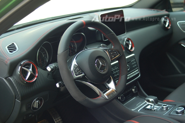 
Ngoài sự khác biệt trên, Mercedes A45 AMG 4Matic 2016 độ vẫn được trang bị các tính năng tương tự như phiên bản tiêu chuẩn, bao gồm các chi tiết ốp vân carbon, cụm đồng hồ AMG, kết nối Bluetooth, trình duyệt Internet và hệ thống âm thanh với đầu đọc CD.
