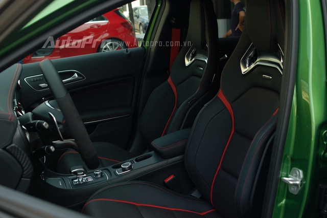 
Trong đó, nổi bật là sự xuất hiện của cặp ghế thể thao AMG với các đường viền màu đỏ chạy dọc hai bên hông ghế màu đen.

