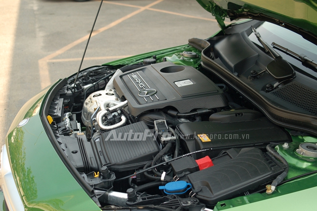 
Dưới nắp capô vẫn là động cơ 4 xi-lanh, tăng áp, phun nhiên liệu trực tiếp, dung tích 2.0 lít nhưng đã được tinh chỉnh giúp đạt công suất tối đa 381 mã lực tại 6.000 vòng/phút và mô-men xoắn cực đại 475 Nm tại 2.250 – 5.000 vòng/phút. So với phiên bản cũ, Mercedes A45 AMG 4Matic 2016 mạnh hơn 21 mã lực và 25 Nm.
