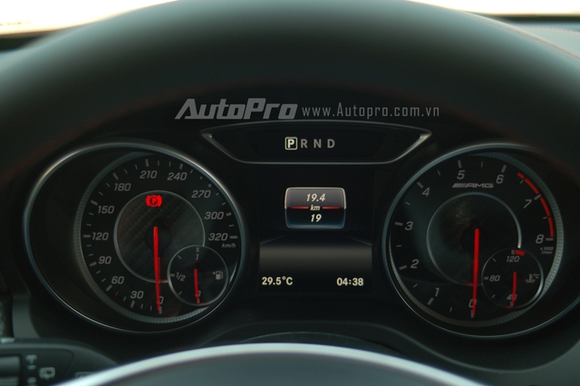 
Cụm đồng hồ AMG mang đến chất thể thao cho Mercedes-Benz A45 AMG 2016.

