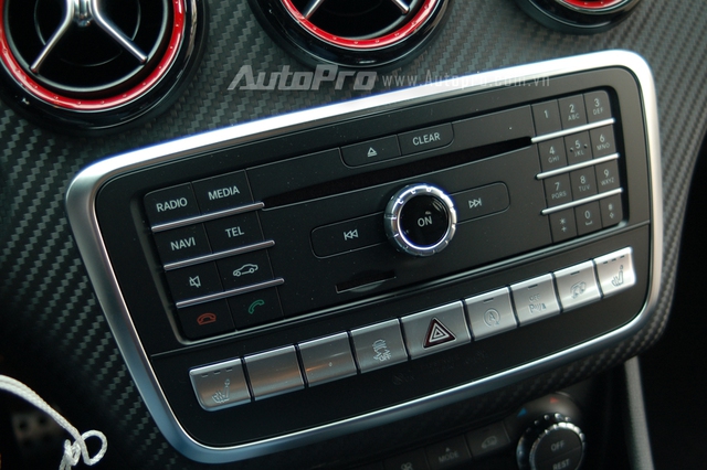 
Phía dưới màn hình trung tâm là bộ điều khiển xe với các chức năng như bộ thu sóng phát thanh, kết nối Bluetooth, trình duyệt Internet và hệ thống âm thanh với đầu đọc CD.
