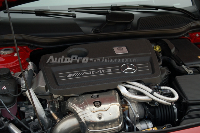 
Dưới nắp capô vẫn là động cơ 4 xi-lanh, tăng áp, phun nhiên liệu trực tiếp, dung tích 2.0 lít nhưng đã được tinh chỉnh giúp đạt công suất tối đa 381 mã lực tại 6.000 vòng/phút và mô-men xoắn cực đại 475 Nm tại 2.250 – 5.000 vòng/phút. So với phiên bản cũ, Mercedes-Benz A45 AMG 2016 mạnh hơn 21 mã lực và 25 Nm.
