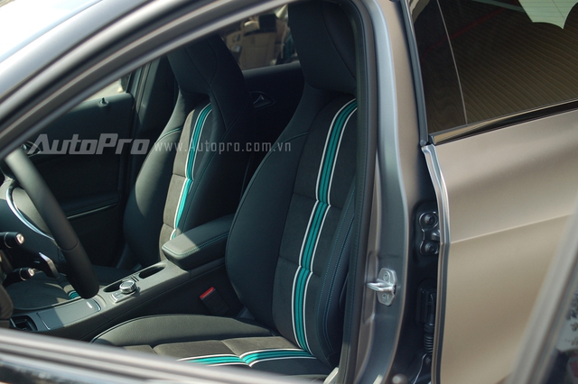 
Bên trong khoang lái có bộ ghế ngồi thể thao của AMG được bọc da cao cấp màu đen kết hợp cùng sọc xanh lá và trắng ở sống lưng.
