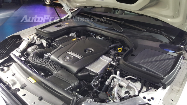Ngoài ra, còn có phiên bản mạnh mẽ là GLC 300 AMG trang bị động cơ xăng 4 xi-lanh, tăng áp, dung tích 2.0 lít, sản sinh công suất tối đa 245 mã lực và mô-men xoắn cực đại 369 Nm. Sức mạnh được truyền tới cả 4 bánh thông qua hộp số tự động 9 cấp, tương tự Mercedes-Benz GLC 250 4Matic 2016.