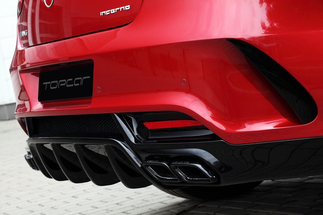 
Phần đuôi xe nổi bật với cản sau bộ khuếch tán lớn, mui xe bằng sợi carbon.
