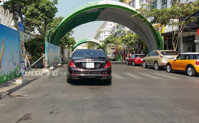 
Kể từ ngày 1/1/2016, giá của Mercedes-Maybach S600 tại Việt Nam đã được điều chỉnh lên 9,969 tỷ Đồng, tăng 270 triệu Đồng so với trước. Dù đắt đỏ, Mercedes-Maybach S600 vẫn trở thành lựa chọn của 50 đại gia Việt trong năm 2015.
