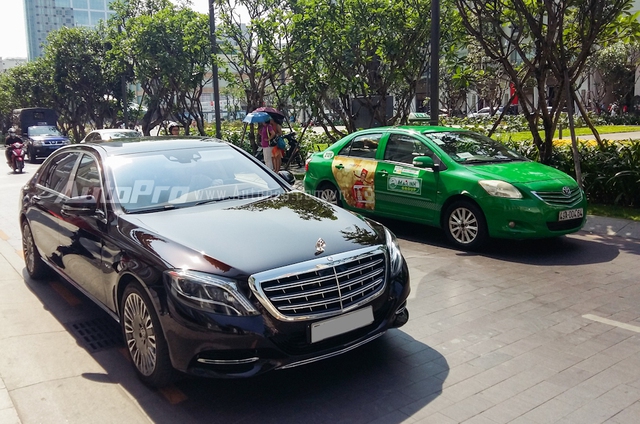 
Chiếc Mercedes-Maybach S600 của một đại gia Sài thành xuất hiện trên phố với logo hai chữ M lồng vào nhau quen thuộc. Đây là logo từng gắn liền với những chiếc Maybach có giá triệu đô tại Việt Nam trong quá khứ.
